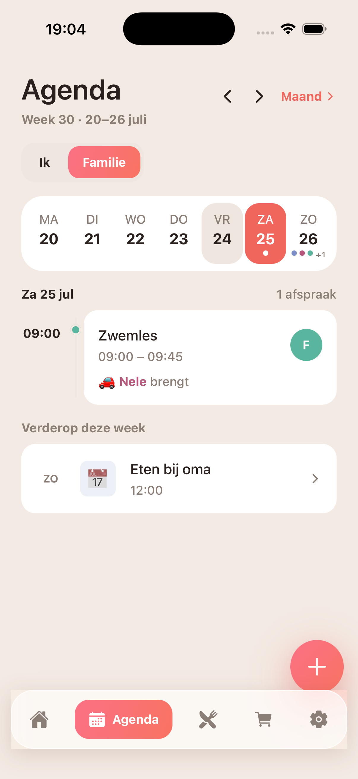 De gedeelde agenda van Gezin Planner met de afspraak “Zwemles” en de melding wie brengt, elk gezinslid in een eigen kleur.