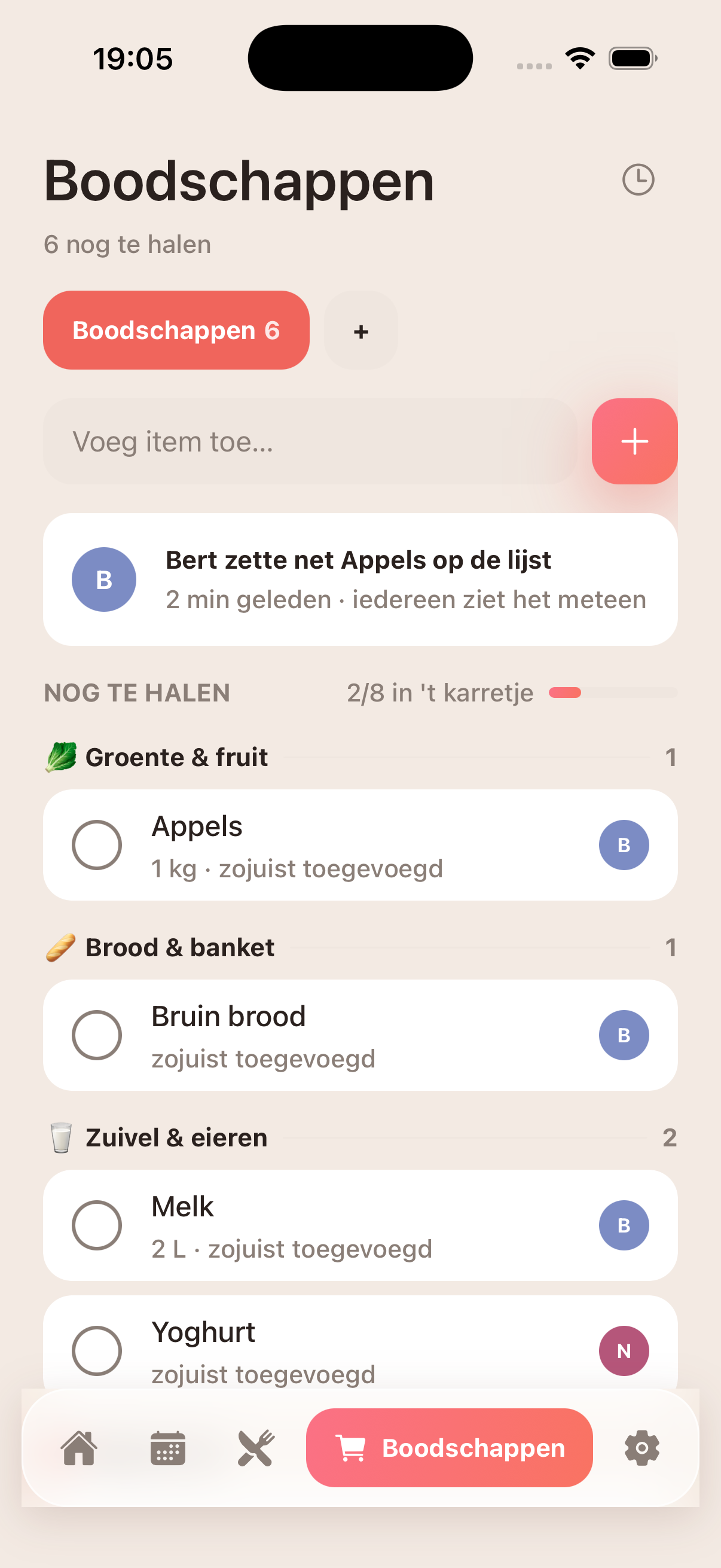 De gedeelde boodschappenlijst in Gezin Planner, per categorie gesorteerd, met een realtime melding dat iemand net iets toevoegde.